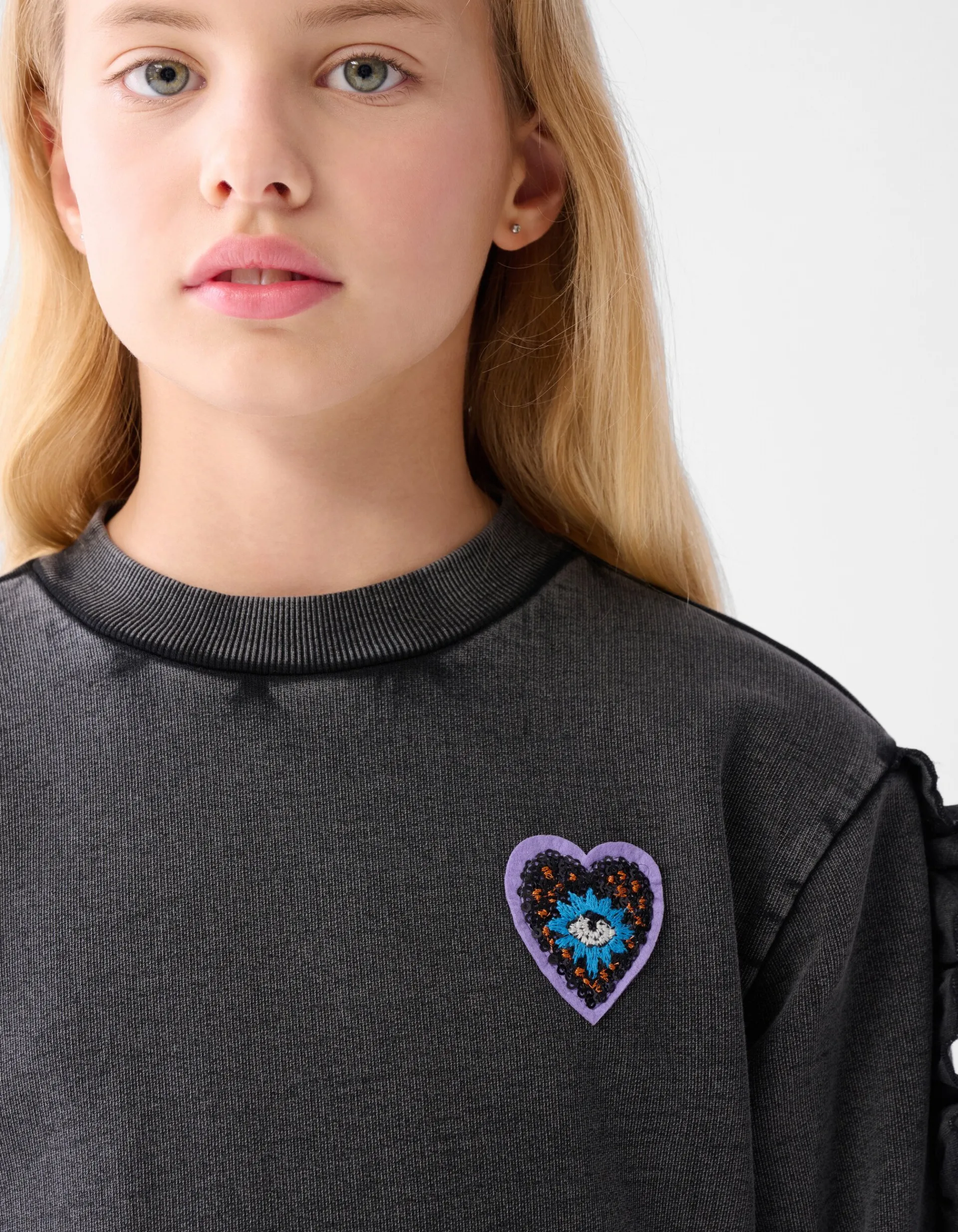 Shoeby Ruffle Embroidery Sweater Donkergrijs< Sweaters En Hoodies